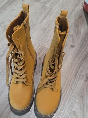 New Women’s Lace-Up Mustard Combat Boots